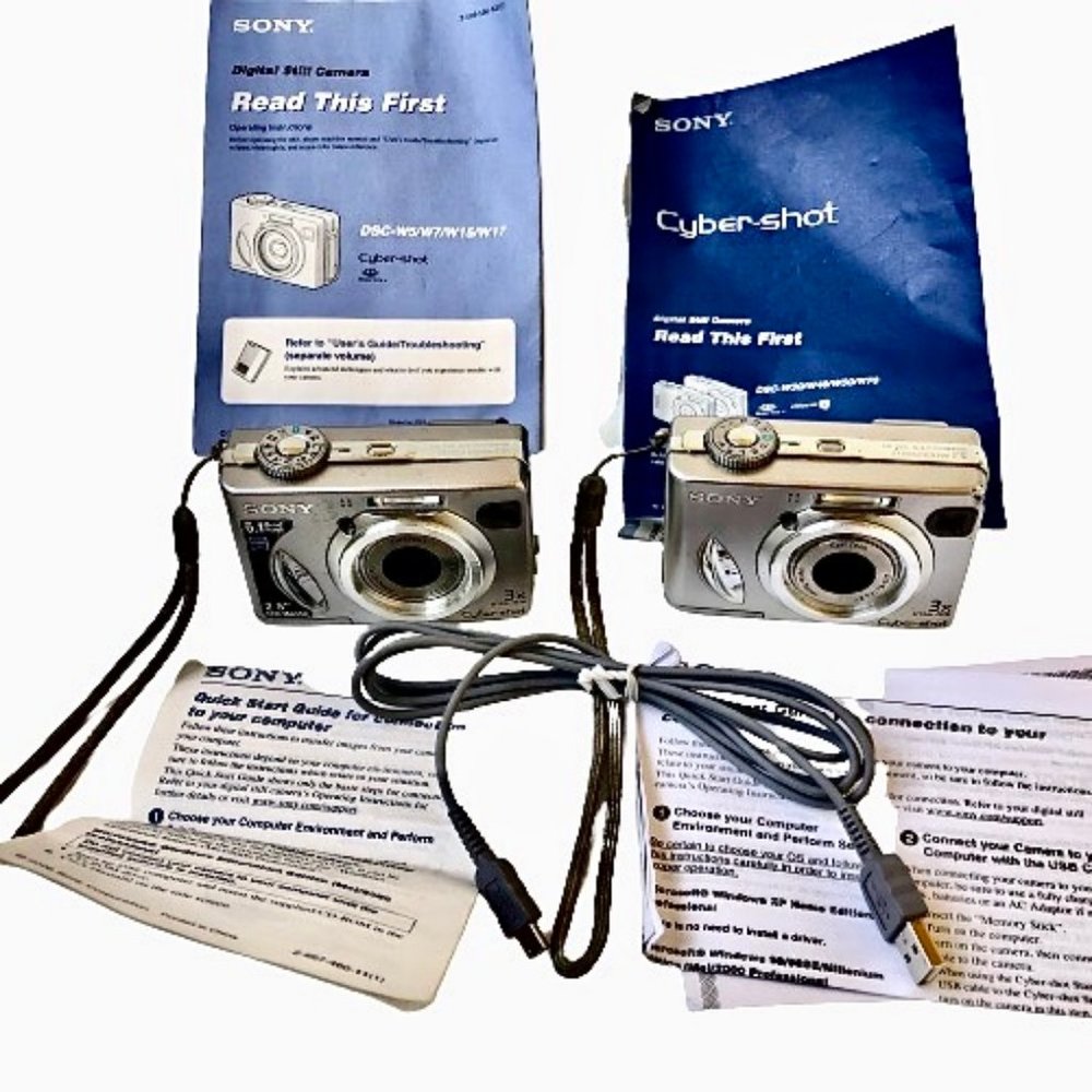 CyberShot Digital Still Camera DSC-W5 3X Optical Zoom Lot 2 * FOR PARTS ONLY - Picture 1 of 9